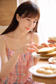 女生腿并不拢